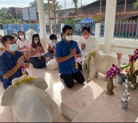 คณะครูและบุคลากรโรงเรียนเทศบาลแสนสุข สักการะพุทธสถานโรงเรียน  ร่วมทำบุญถวายสังฆทาน และถวายเพล เนื่องในวันคล้ายวันสถาปนาโรงเรียนเทศบาลแสนสุข ครบรอบ 15 ปี