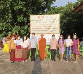 คณะครูโรงเรียนเทศบาลแสนสุข ร่วมกิจกรรมทำบุญตักบาตร ทำความสะอาดวัด และปลูกพืชผักสวนครัว