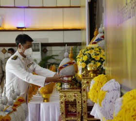 นายตงฉิน ประสิทธิ์ภูริปรีชา รองนายกเทศมนตรีตำบลแสนสุข พร้อมด้วยหัวหน้าส่วนราชการ และพนักงานครูเทศบาล ร่วมกิจกรรมเฉลิมพระเกียรติพระบาทสมเด็จพระเจ้าอยู่หัว เนื่องในโอกาสวันเฉลิมพระชนมพรรษา