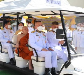 พิธีพระราชทานรถไฟฟ้าถวายแด่พระครูอุดมธรรมกิจ พระบาทสมเด็จพระวชิรเกล้าเจ้าอยู่หัว ทรงพระกรุณาโปรดเกล้าโปรดกระหม่อมให้ พล.ท.กฤษดา สาริกา รองอธิบดีกรมมหาดเล็ก 904