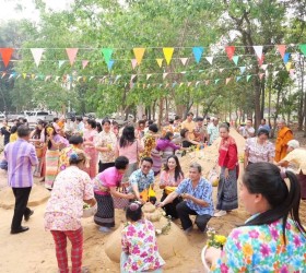 ร่วมทำบุญตักบาตรพระสงฆ์ ถวายภัตตาหารเช้า พร้อมถวายเจดีย์ทราย