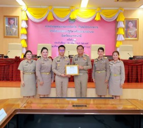  โรงเรียนเทศบาลแสนสุขเข้ารับเกียรติบัตร รางวัลชนะเลิศ ประเภททีมประชาชนทั่วไป  ในโครงการประกวดร้องเพลงสดุดีจอมราชา และบทเพลงของกระทรวงมหาดไทย